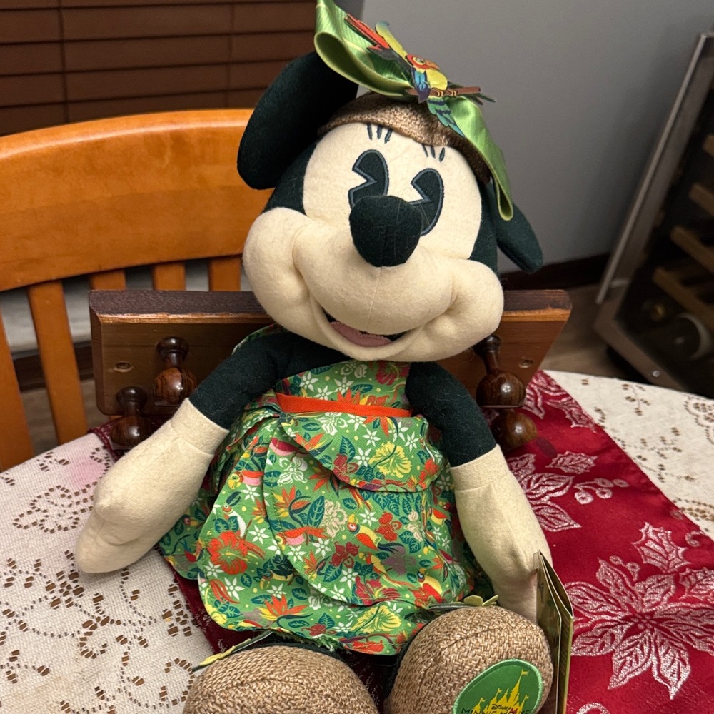 Minnie Mouse The Main Attraction Series 5/12 Polynesian Limited New
